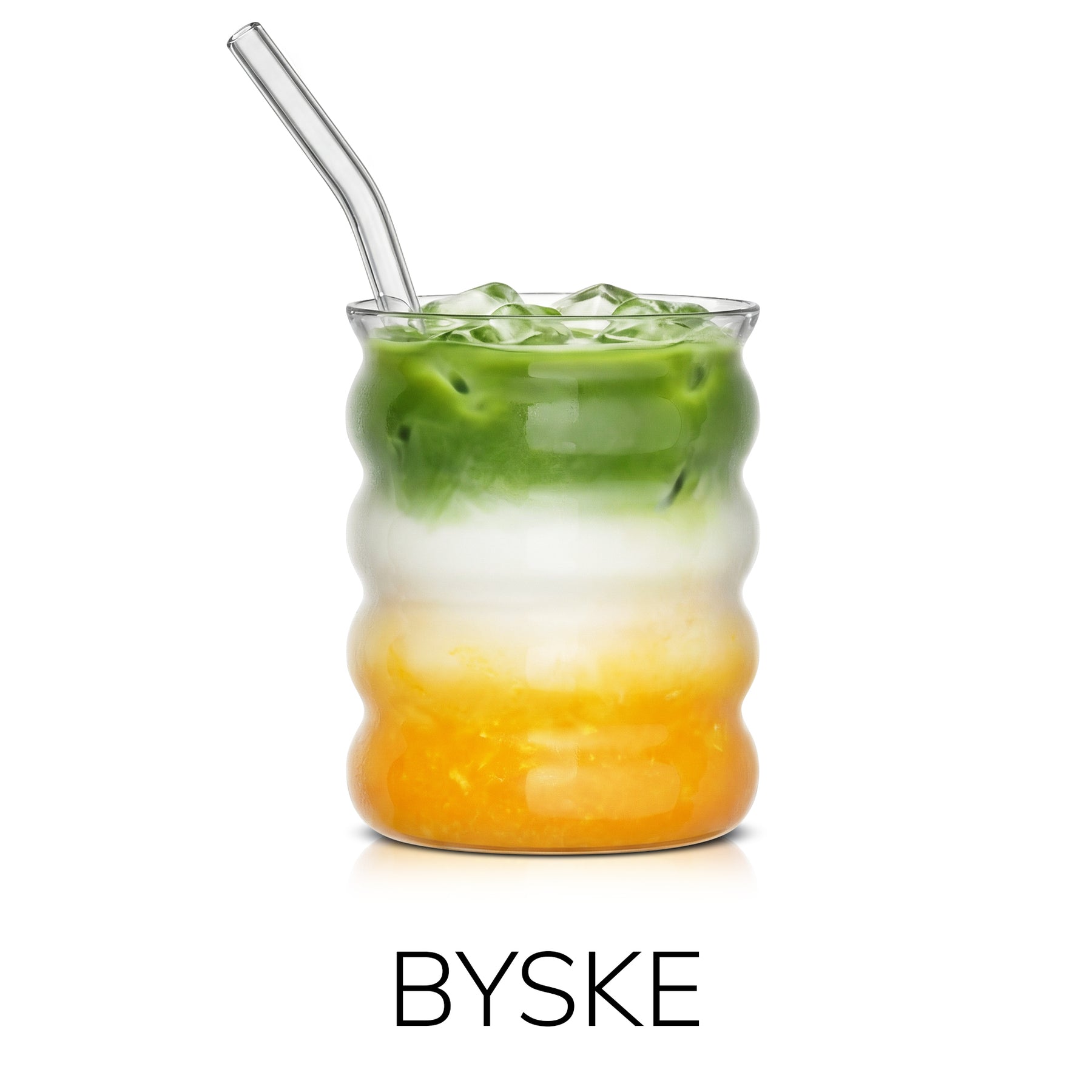 ElbFuchs BYSKE Bubble-Trinkglas (400ml) mit geschichtetem Iced Mango Matcha Latte und Glas-Strohhalm vor weißem Hintergrund.