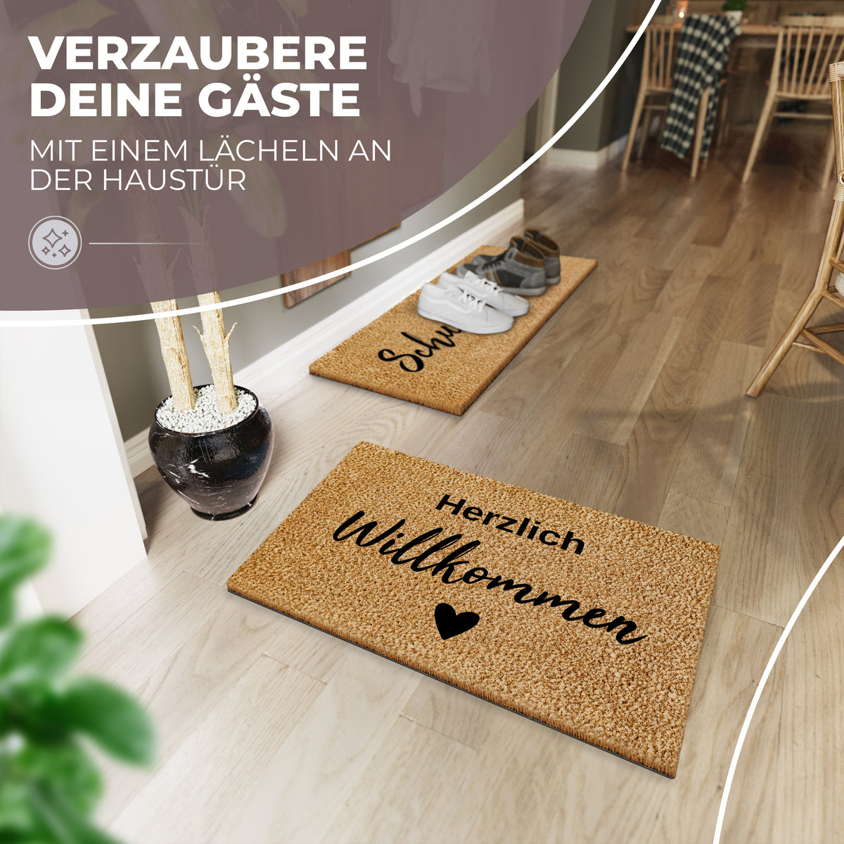 In einem gemütlichen Flur mit Holzdielen liegt eine ElbFuchs Kokosfußmatte mit dem Schriftzug „Herzlich Willkommen“ und Herz vor einer kleineren Schuhmatte mit ordentlich aufgereihten Sneakern, dahinter eine Vase mit Trockenblumen und ein gedeckter Esstisch.