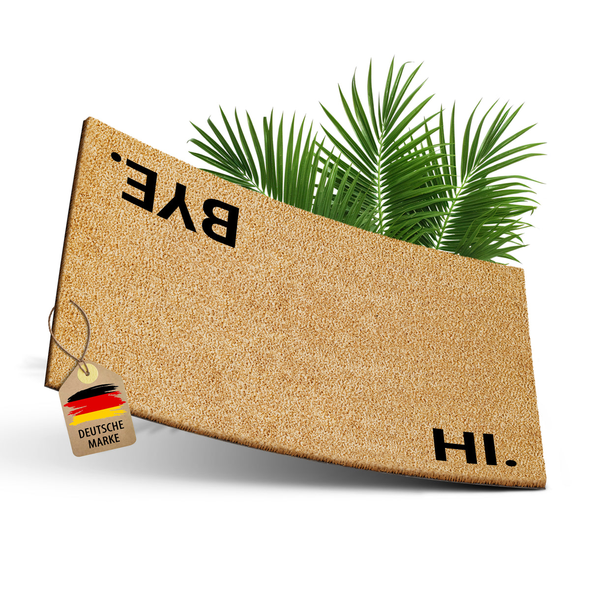 ElbFuchs Kokos-Fußmatte 60x40 cm mit den Schriftzügen 'HI.' und umgedrehtem 'BYE.' an den gegenüberliegenden Enden, leicht gebogen freigestellt vor weißem Hintergrund, mit Anhänger 'Deutsche Marke' und Palmblättern.