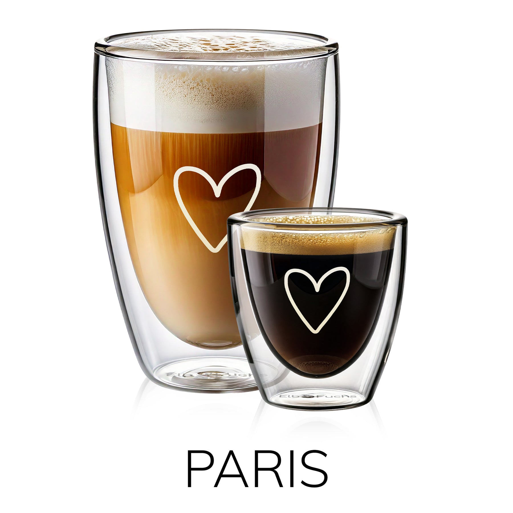 Freigestelltes Produktbild der ElbFuchs Kollektion PARIS auf weißem Hintergrund. Zu sehen sind zwei doppelwandige Thermogläser aus Borosilikatglas mit einer feinen, weißen Herzgravur: Ein großes Kaffeeglas befüllt mit geschichtetem Latte Macchiato und dichter Schaumkrone sowie ein kleines Espressoglas mit dunklem Espresso und reichlich Crema. Am unteren Bildrand steht das Wort 'PARIS' in minimalistischen Großbuchstaben.