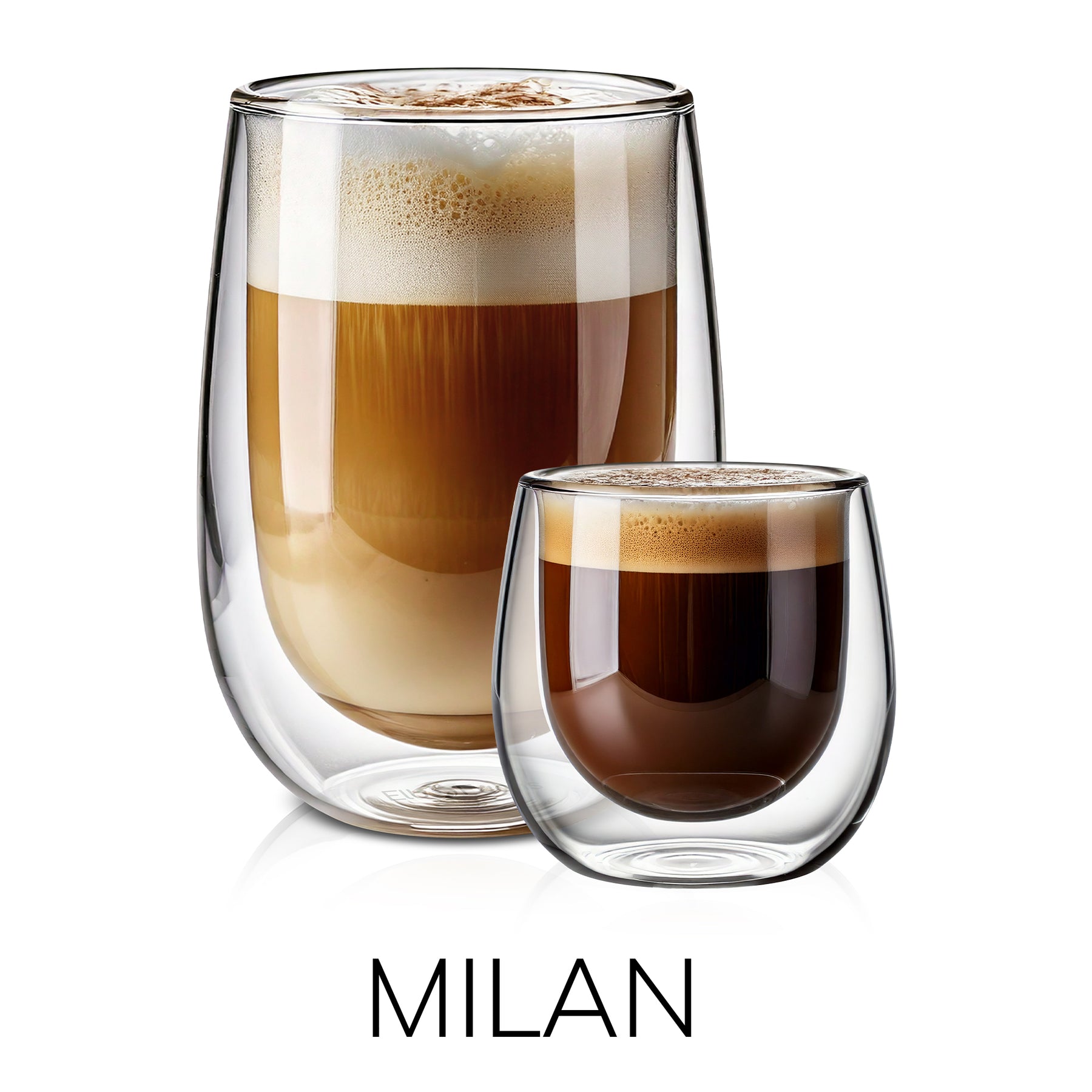 Freigestelltes Produktbild der ElbFuchs Kollektion MILAN auf weißem Hintergrund. Zu sehen sind zwei doppelwandige Thermogläser aus Borosilikatglas in klassisch geschwungener Form: Ein großes Kaffeeglas (350ml) befüllt mit geschichtetem Latte Macchiato und dichter Schaumkrone sowie ein kleines Espressoglas (100ml) mit dunklem Espresso und feiner Crema. Am unteren Bildrand steht das Wort 'MILAN' in minimalistischen Großbuchstaben.