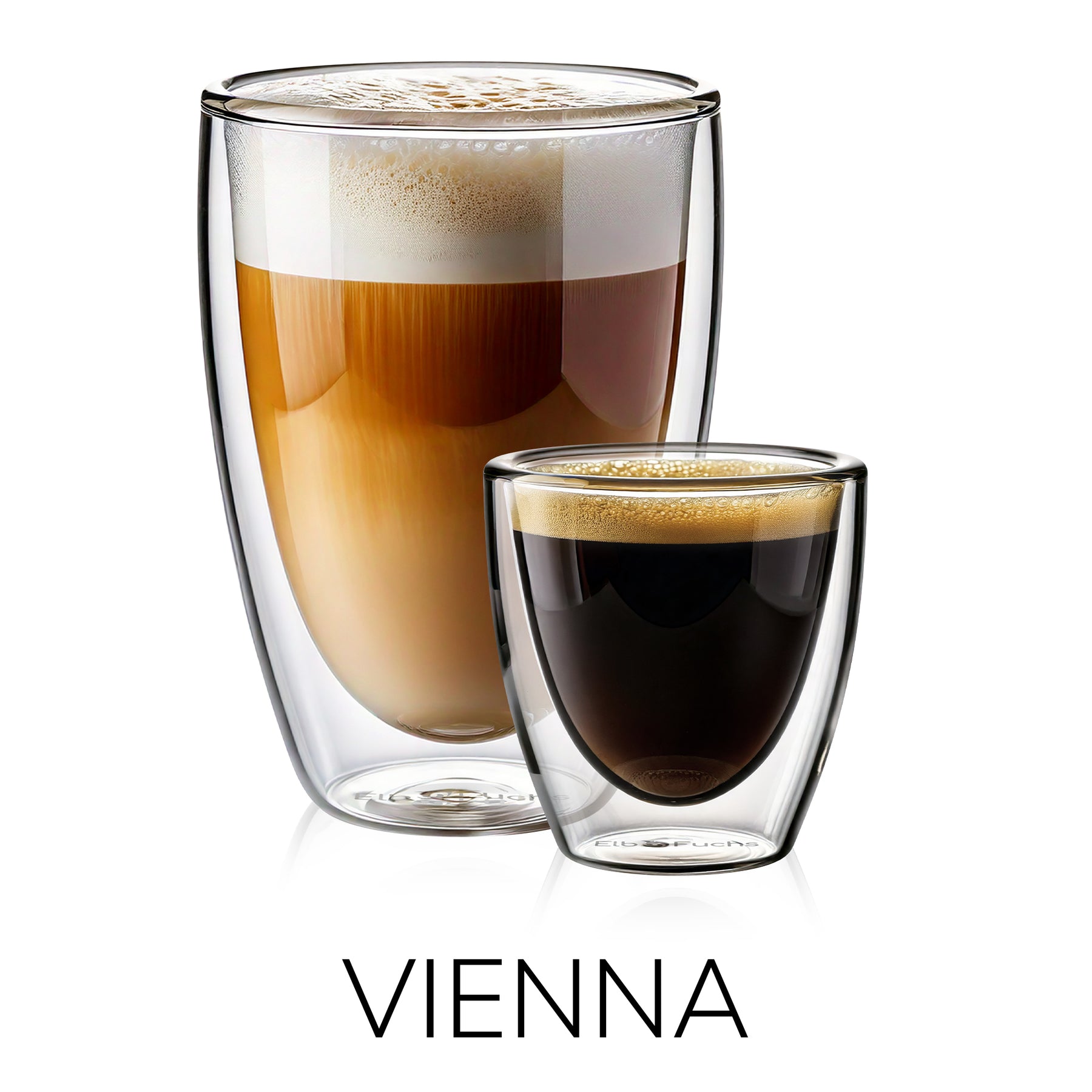 Freigestelltes Produktbild der ElbFuchs Kollektion VIENNA auf weißem Hintergrund. Zu sehen sind zwei doppelwandige Thermogläser aus Borosilikatglas in einer eleganten, sich nach oben leicht verbreiternden Form: Ein großes Kaffeeglas befüllt mit geschichtetem Latte Macchiato und dichter Schaumkrone sowie ein kleines Espressoglas mit dunklem Espresso und feiner Crema. Die Serie ist in den Größen 80ml, 350ml und 450ml erhältlich. Am unteren Bildrand steht das Wort 'VIENNA' in minimalistischen Großbuchstaben. I