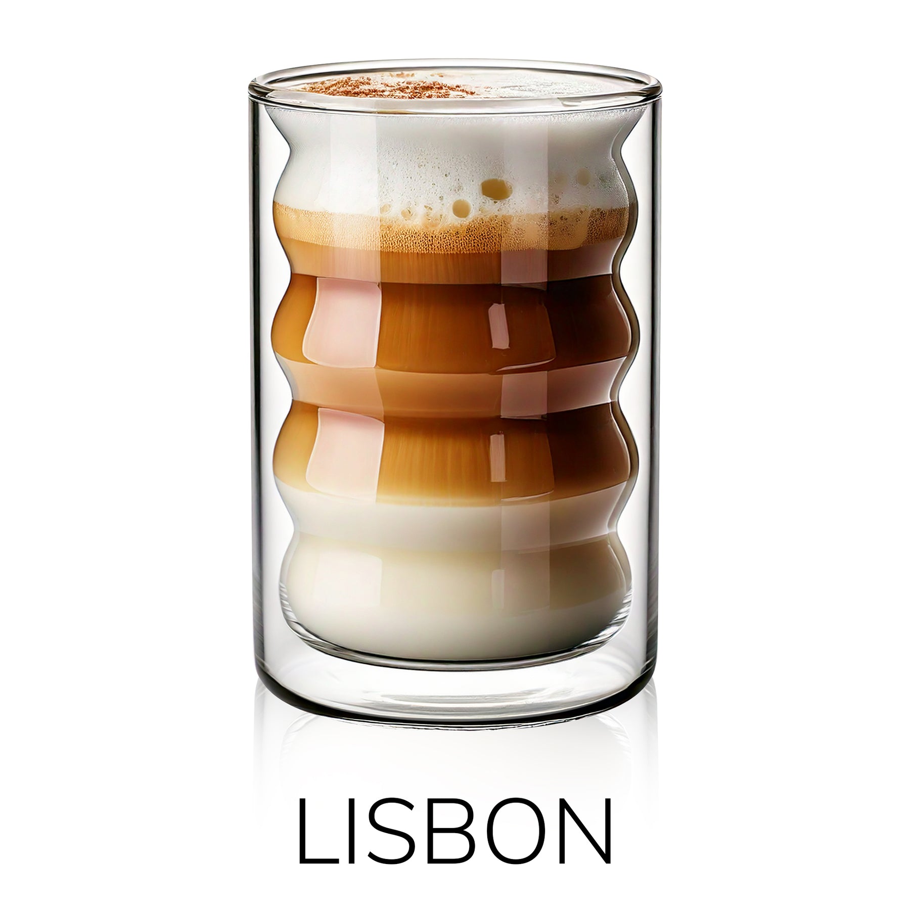 Freigestelltes Produktbild eines großen doppelwandigen ElbFuchs Kaffeeglases (400ml) aus der Kollektion LISBON auf weißem Hintergrund. Das Thermoglas aus Borosilikatglas zeichnet sich durch sein markantes, modernes Wellendesign aus und ist mit einem perfekt geschichteten Latte Macchiato sowie einer dichten Schaumkrone mit etwas Kakaopulver befüllt. Am unteren Bildrand steht das Wort 'LISBON' in minimalistischen Großbuchstaben.