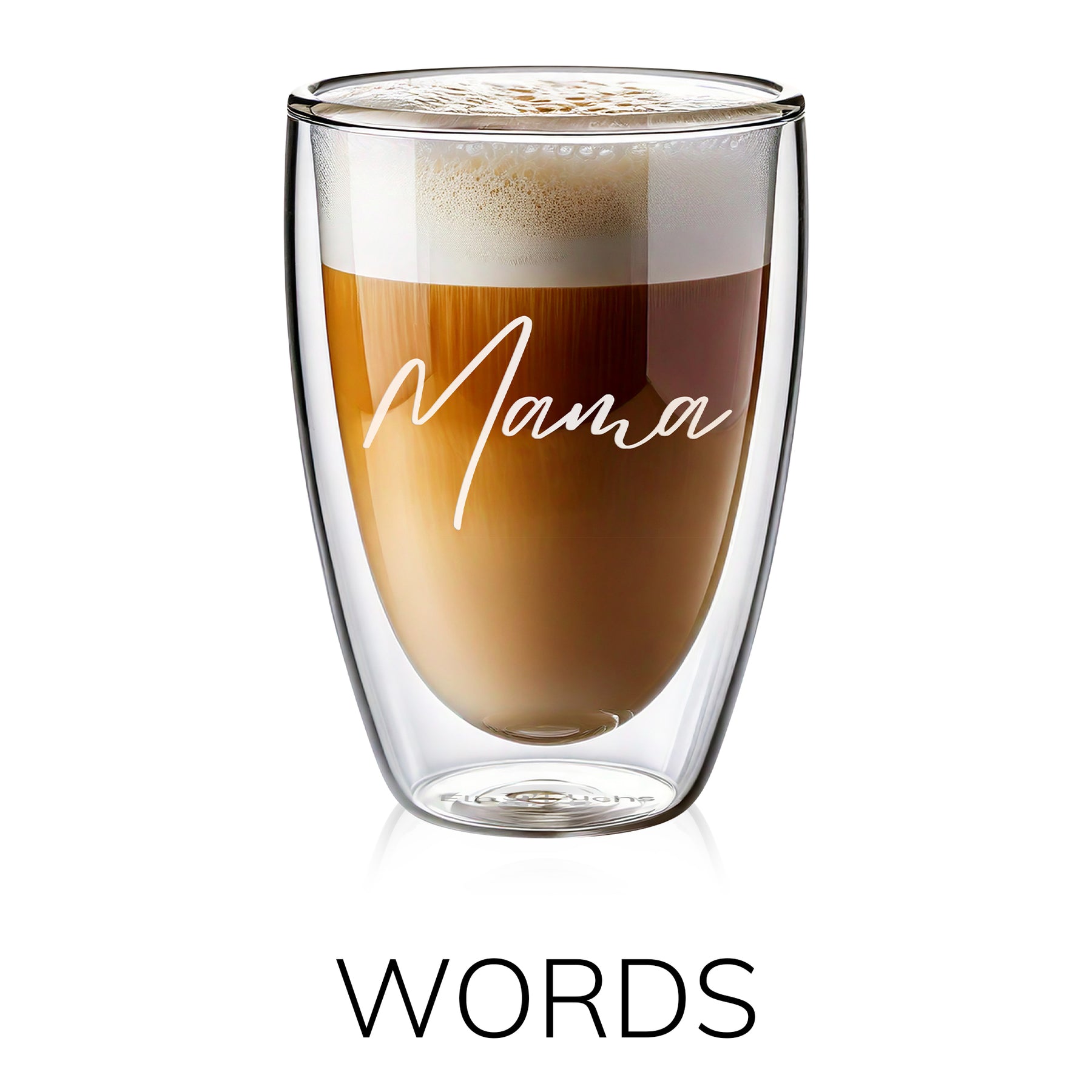 Freigestelltes Produktbild eines doppelwandigen ElbFuchs Kaffeeglases aus der WORDS Kollektion auf weißem Hintergrund. Das Thermoglas aus Borosilikatglas ist mit einem cremig geschichteten Latte Macchiato und einer dichten Schaumkrone befüllt und trägt den eleganten, weißen Schriftzug 'Mama' in Schreibschrift. Am unteren Bildrand steht das Wort 'WORDS' in minimalistischen Großbuchstaben. Ideal als Geschenkidee zum Muttertag.