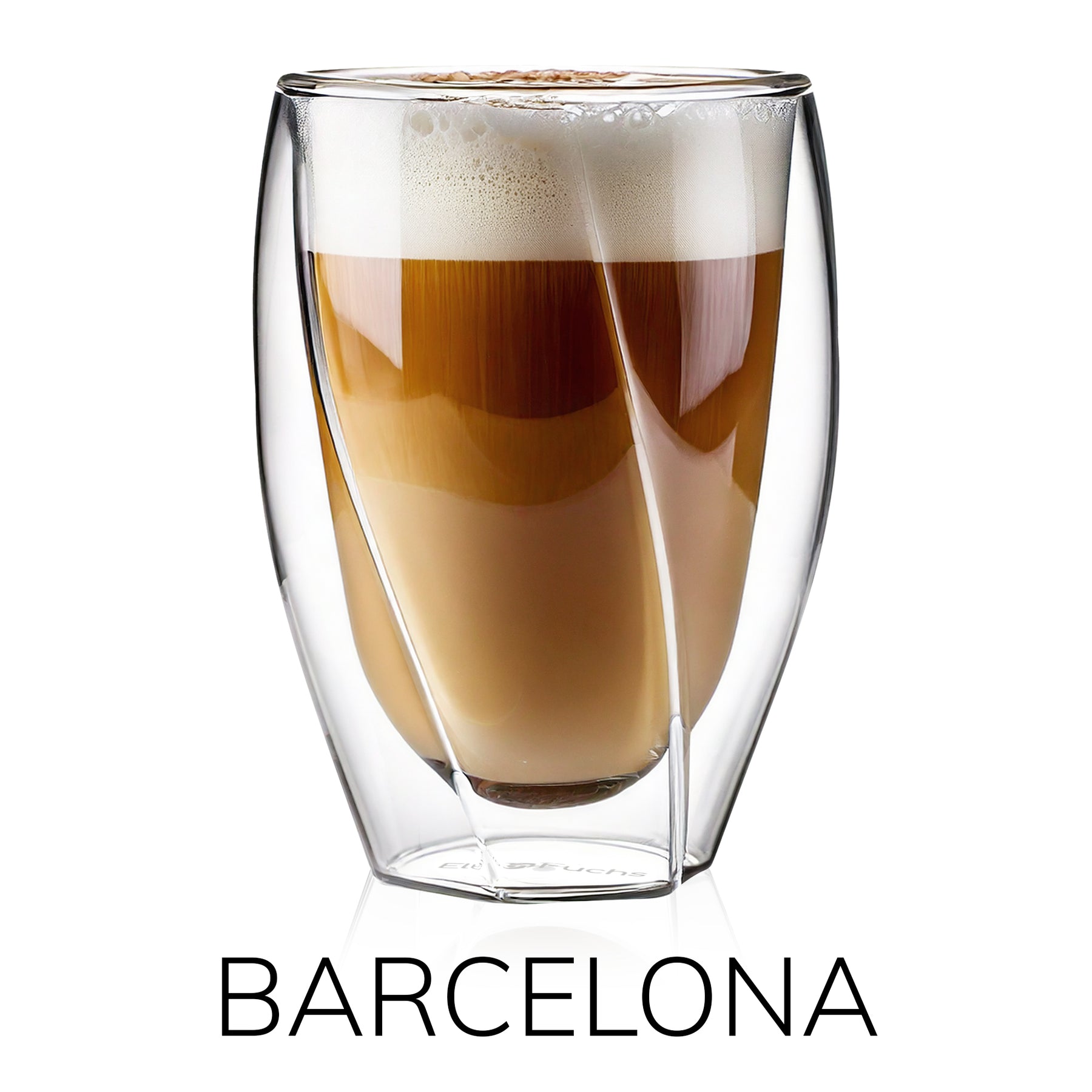 Freigestelltes Produktbild eines doppelwandigen ElbFuchs Kaffeeglases (330ml) aus der Kollektion BARCELONA auf weißem Hintergrund. Das Thermoglas aus Borosilikatglas zeichnet sich durch ein außergewöhnliches, gedrehtes Spiraldesign der Innenwand aus und ist mit einem geschichteten Cappuccino oder Kaffee sowie einer dichten, cremigen Schaumkrone befüllt. Am unteren Bildrand steht das Wort 'BARCELONA' in minimalistischen Großbuchstaben.