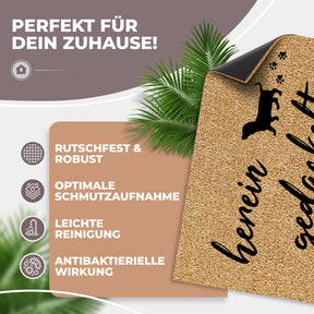 Die ElbFuchs Kokosfußmatte „herein gedackelt“ mit springender Dackel-Silhouette und Pfotenabdrücken liegt in einem hellen Eingangsbereich auf Holzboden, mit eingeblendeten Maßen von 60 x 40 cm und einer Dicke von 1,4 cm.