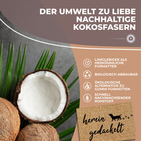 Eine halbierte Kokosnuss und Palmblätter symbolisieren die nachhaltigen Fasern der ElbFuchs Fußmatte „herein gedackelt“ mit Dackel-Silhouette und Pfotenabdrücken, ergänzt durch Hinweise zu biologischer Abbaubarkeit und langer Haltbarkeit.