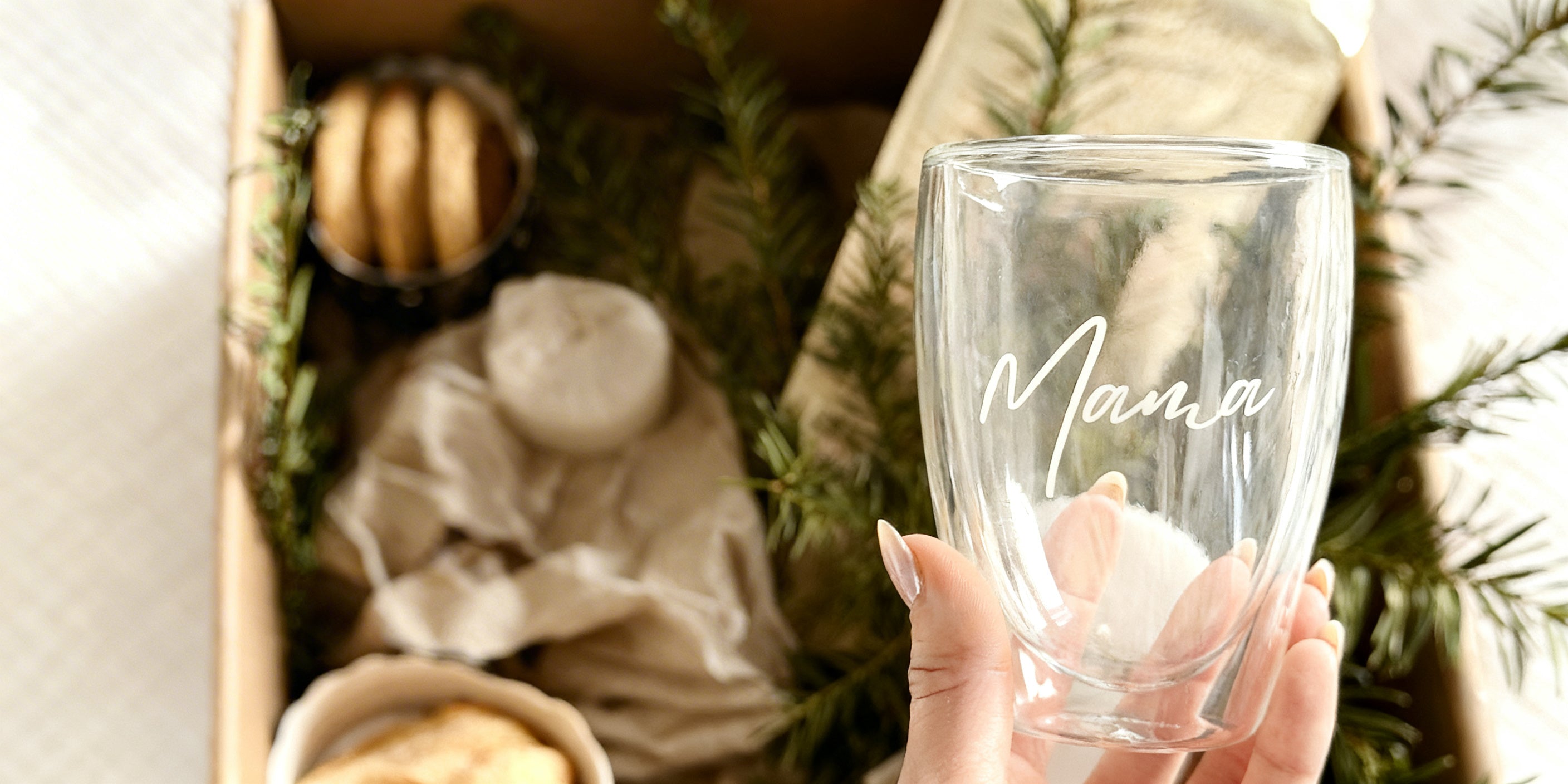 Personalisiertes 'Mama' Glas der Hamburger Marke ElbFuchs. Hochwertiges Thermo-Glas der Serie WORDS mit Gravur, ideal als liebevolles Geschenk zum Muttertag, Geburtstag oder Weihnachten aus Hamburg.