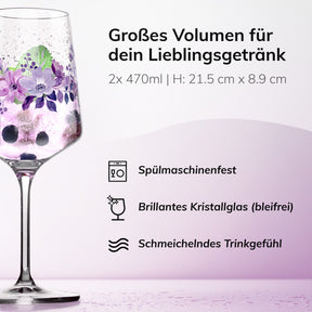 Nahaufnahme eines ElbFuchs Glases 'Violet Veil' mit violettem Blütenmotiv und einem Getränk mit dunklen Beeren, daneben die Produktangaben 2x 470 ml und Höhe 21,5 cm.
