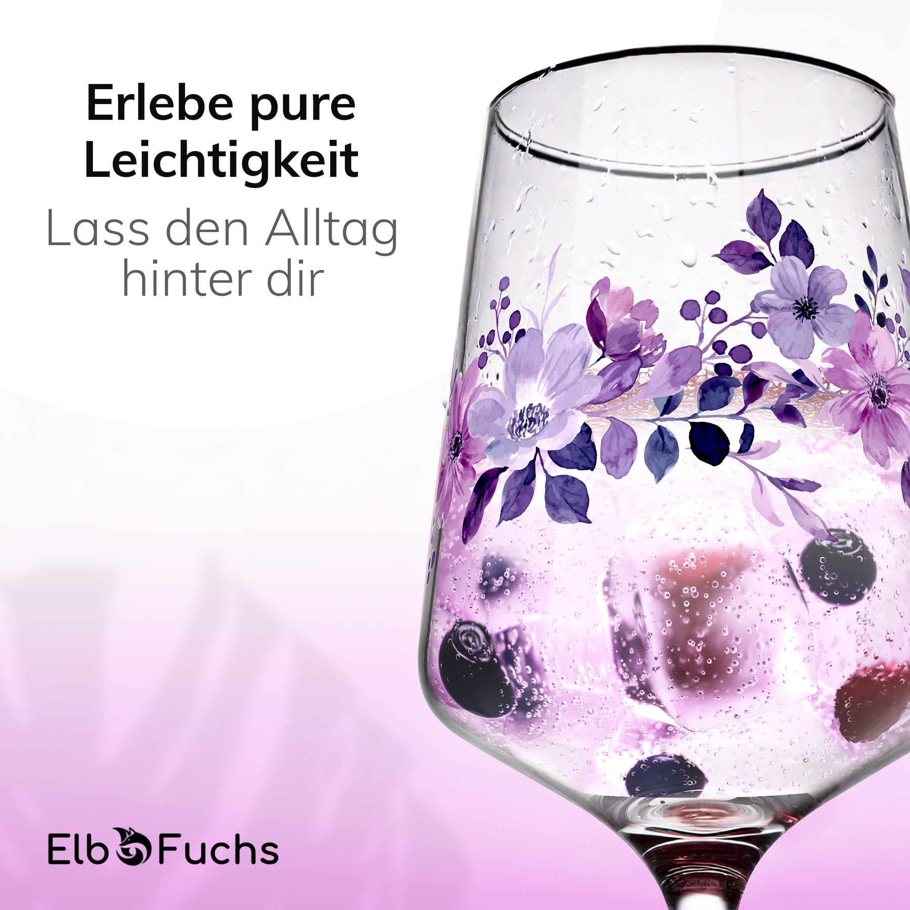 Nahaufnahme eines ElbFuchs Glases 'Violet Veil' mit violettem Blütenmotiv, gefüllt mit einem hellen Getränk, Eiswürfeln und dunklen Beeren, vor sanft lila changierendem Hintergrund.