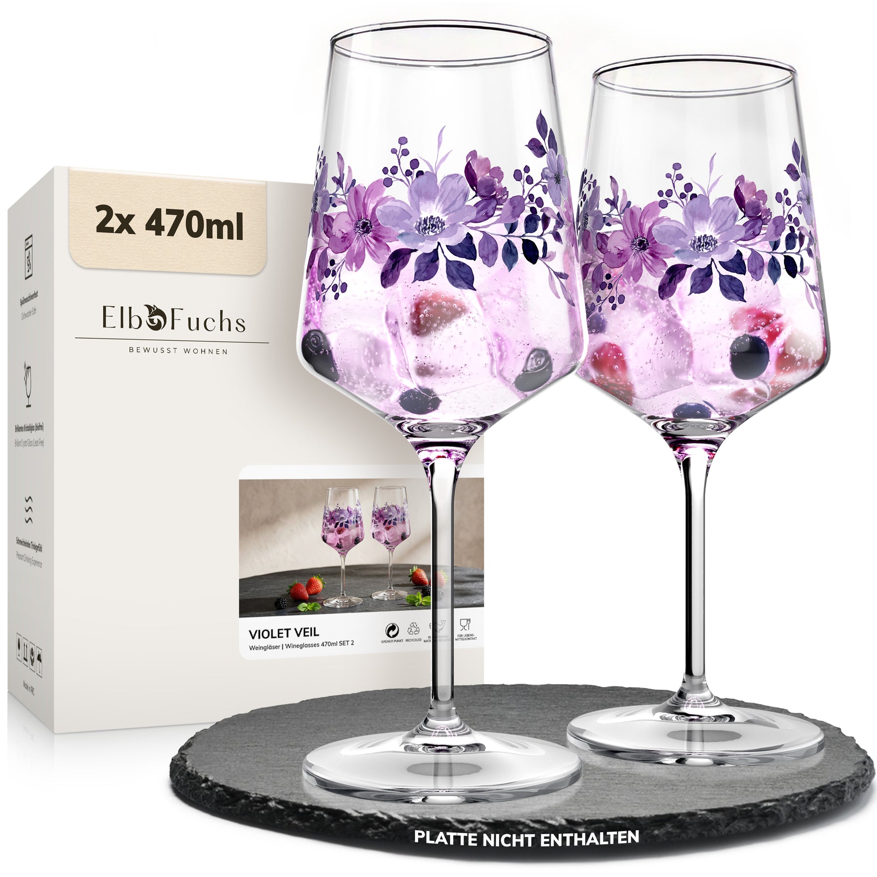 Zwei ElbFuchs Weingläser 'Violet Veil' mit violettem Blütenrand, gefüllt mit einem rosafarbenen Getränk mit Heidelbeeren und Himbeeren, stehen neben der Geschenkbox auf einer runden Schieferplatte.