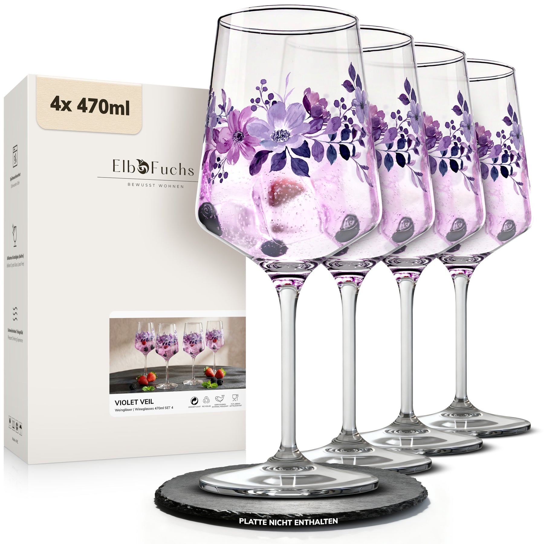 Vierer-Set der ElbFuchs Weingläser 'Violet Veil' mit violettem Blütenmotiv, gefüllt mit einem hellen Getränk mit Beeren und Eiswürfeln, präsentiert neben der Geschenkverpackung auf einer Schieferplatte.
