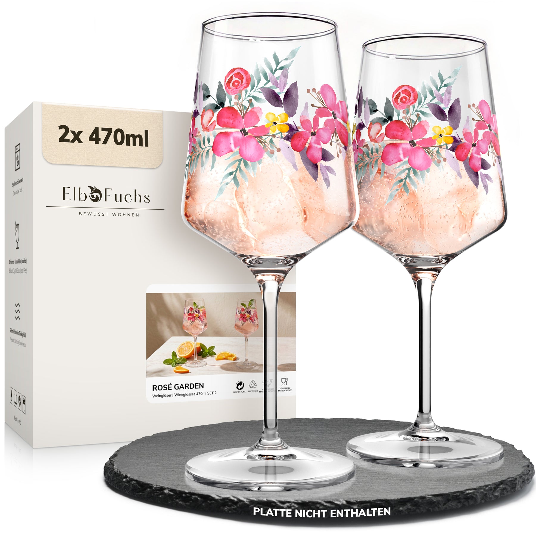 ElbFuchs Aperitifgläser 'Rosé Garden' im Zweier-Set, verziert mit zartem Rosen- und Blütenmotiv, gefüllt mit eisgekühltem Rosé, neben der cremefarbenen Geschenkverpackung auf einer runden Schieferplatte.