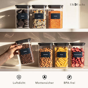 Befüllte ElbFuchs BLACK KONTOR Vorratsgläser à 1200 ml mit Pasta, Kaffee und Trockenfrüchten im Küchenregal – luftdicht, mottensicher und BPA-frei.
