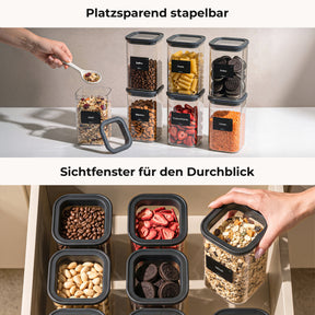 Gestapelte ElbFuchs BLACK KONTOR Vorratsgläser im Küchenschrank und Blick durch das Sichtfenster im Deckel auf Nüsse und Schokolade in der Schublade.