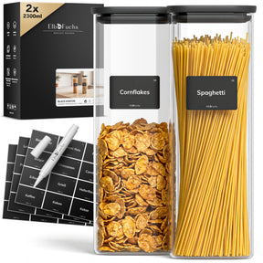 Zwei hohe ElbFuchs BLACK KONTOR Vorratsgläser à 2300 ml mit schwarzem Deckel, gefüllt mit Spaghetti und Cornflakes, inklusive Etiketten und Kreidestift.