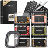 Sechs ElbFuchs BLACK KONTOR Vorratsgläser à 400 ml mit schwarzem Deckel, gefüllt mit Walnüssen, Salz, Trockenfrüchten, Kürbiskernen, Chiasamen und Tee, inklusive Etiketten und Kreidestift.