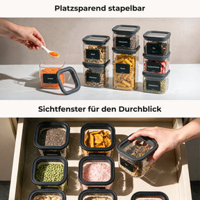 Platzsparend gestapelte ElbFuchs BLACK KONTOR Vorratsgläser im Schrank und Blick von oben durch das Sichtfenster im Deckel in eine Küchenschublade.