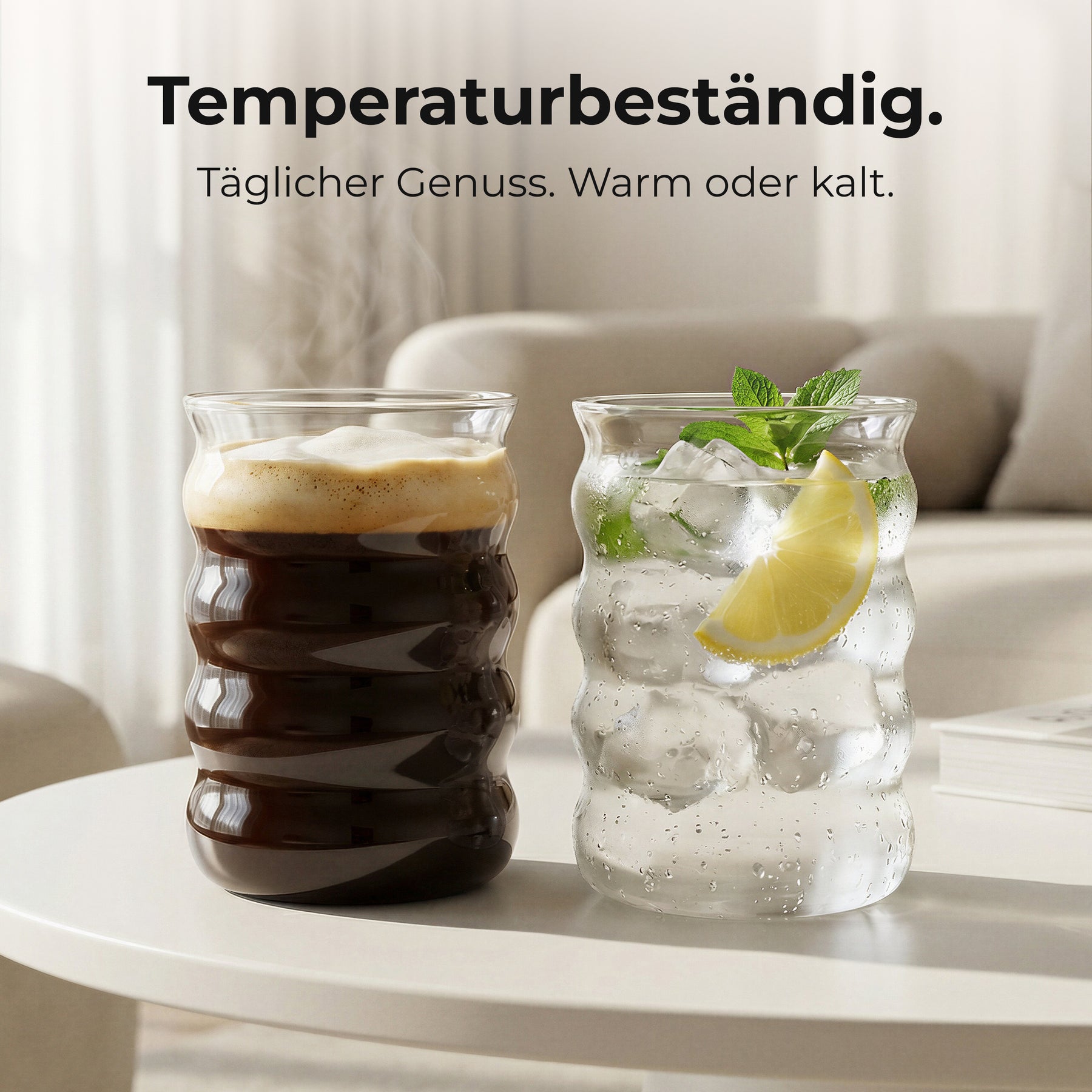 Zwei ElbFuchs BYSKE Gläser auf einem Couchtisch im Wohnzimmer, eines gefüllt mit dunklem Iced Coffee, das andere mit Infused Water aus Eiswürfeln, Minze und Zitrone, dazu der Hinweis auf die Temperaturbeständigkeit der Gläser.