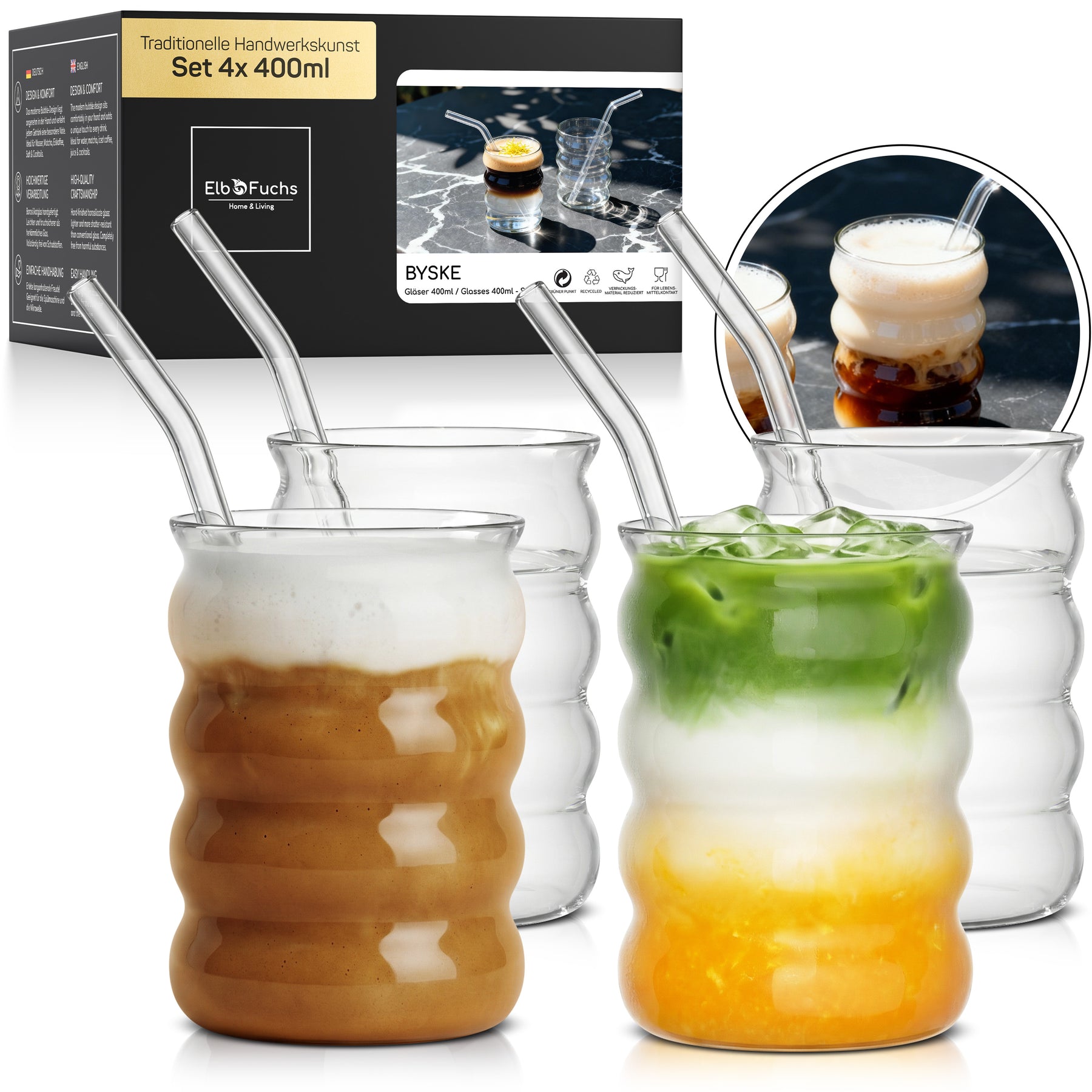 Vier ElbFuchs BYSKE Gläser im Set 4x 400ml mit ihrer charakteristischen wellenförmigen Form, zwei davon gefüllt mit Iced Coffee und Iced Matcha Latte samt Glasstrohhalmen und Verpackung im Hintergrund.