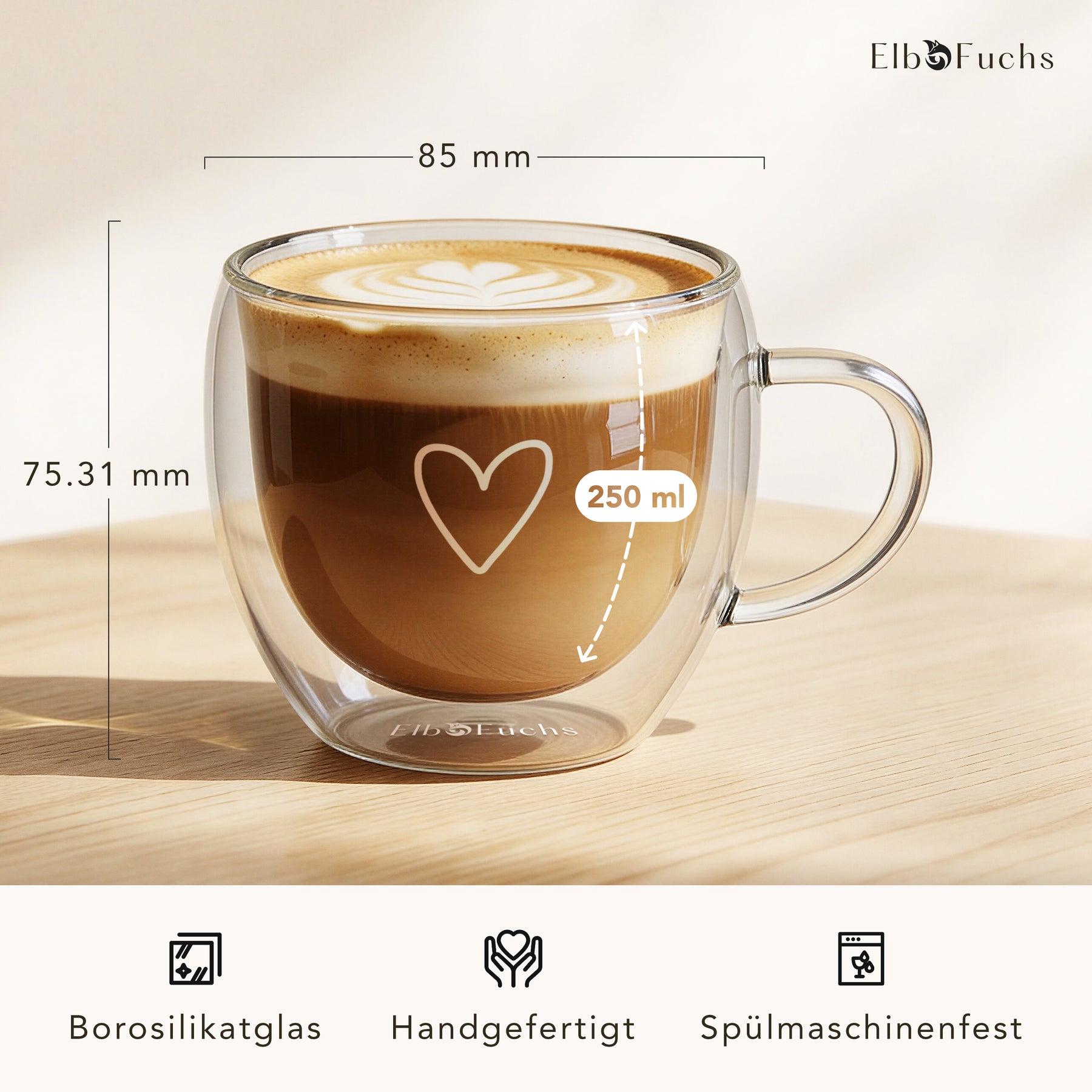 Ein doppelwandiges ElbFuchs PARIS Kaffeeglas mit Henkel, gefüllt mit Cappuccino und Latte-Art, mit eingeblendeten Maßen von 85 mm Durchmesser und 250 ml Fassungsvermögen aus handgefertigtem, spülmaschinenfestem Borosilikatglas.