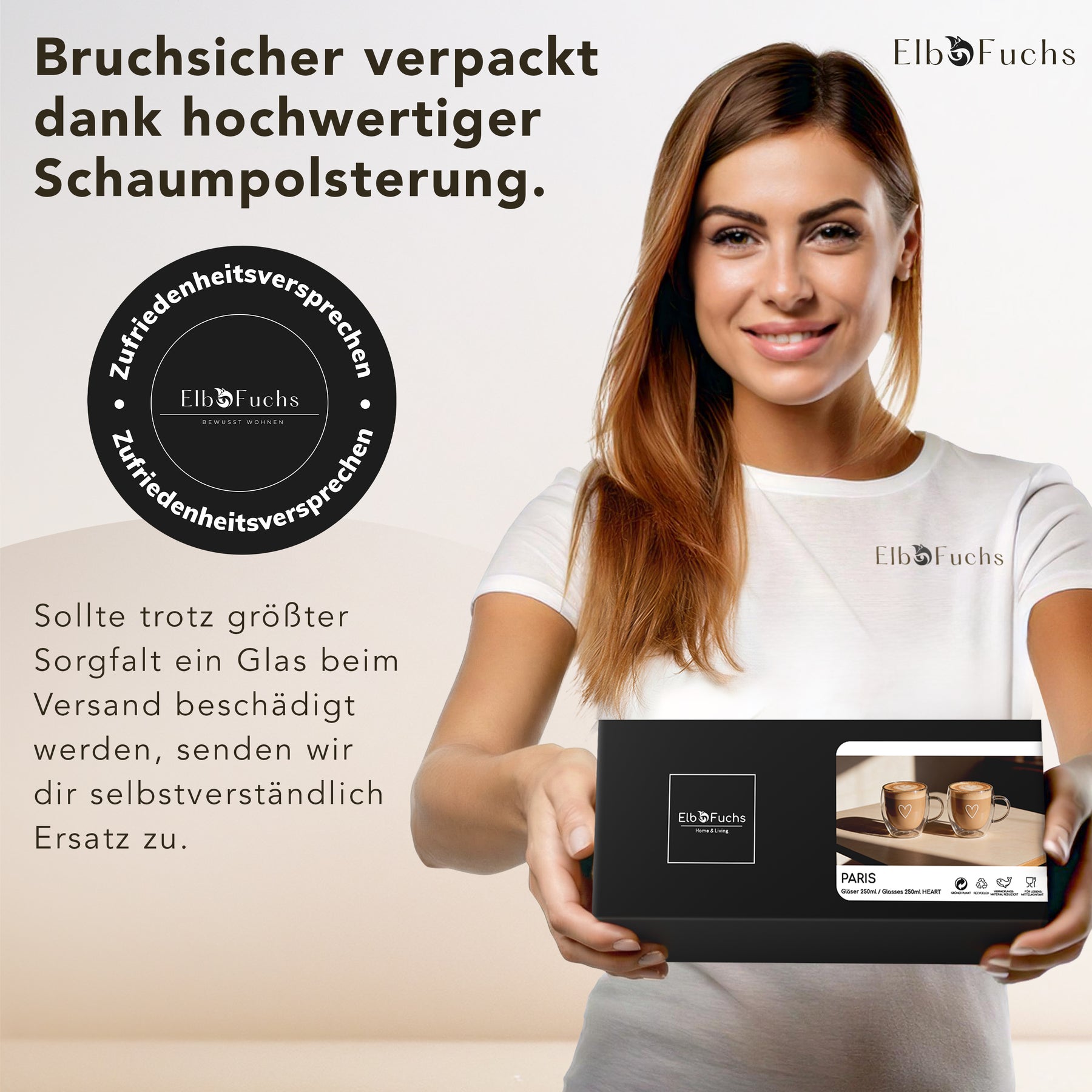 Eine lächelnde Frau im weißen ElbFuchs T-Shirt präsentiert eine schwarze PARIS Geschenkbox mit Zufriedenheitssiegel, die dank stoßfester Schaumpolsterung einen sicheren Versand der doppelwandigen Kaffeegläser gewährleistet.