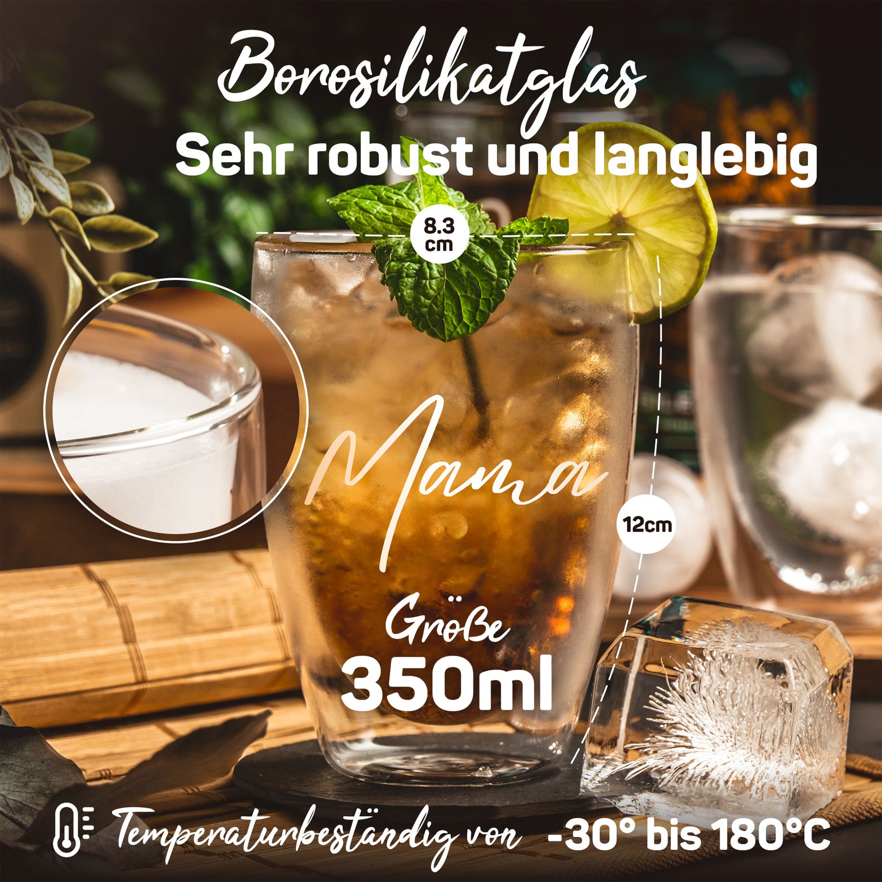 Ein ElbFuchs Borosilikatglas mit der Gravur 'Mama' ist mit Eistee, Minze und einer Limettenscheibe gefüllt, daneben zeigen Maßangaben einen Durchmesser von 8,3 cm und eine Höhe von 12 cm bei 350 ml Fassungsvermögen und Hitzebeständigkeit von -30 bis 180 Grad.