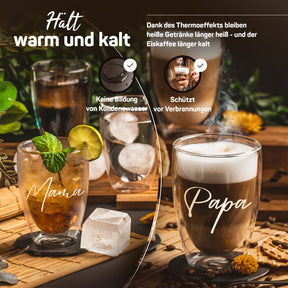 Split-Bild eines ElbFuchs Doppelwandglases: links ein kühler Drink mit Minze und Eis und der Gravur 'Mama', rechts ein dampfender Latte macchiato im Glas mit der Gravur 'Papa', dazu Hinweise auf den wärme- und kälteisolierenden Thermoeffekt.