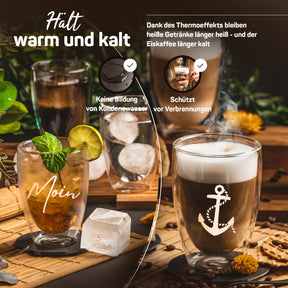 Split-Bild eines ElbFuchs Doppelwandglases: links ein kühler Drink mit Minze und Eiswürfeln und der Gravur 'Moin', rechts ein dampfender Latte macchiato in einem Glas mit Ankermotiv, dazu Hinweise zu Thermoeffekt und Isolierung.