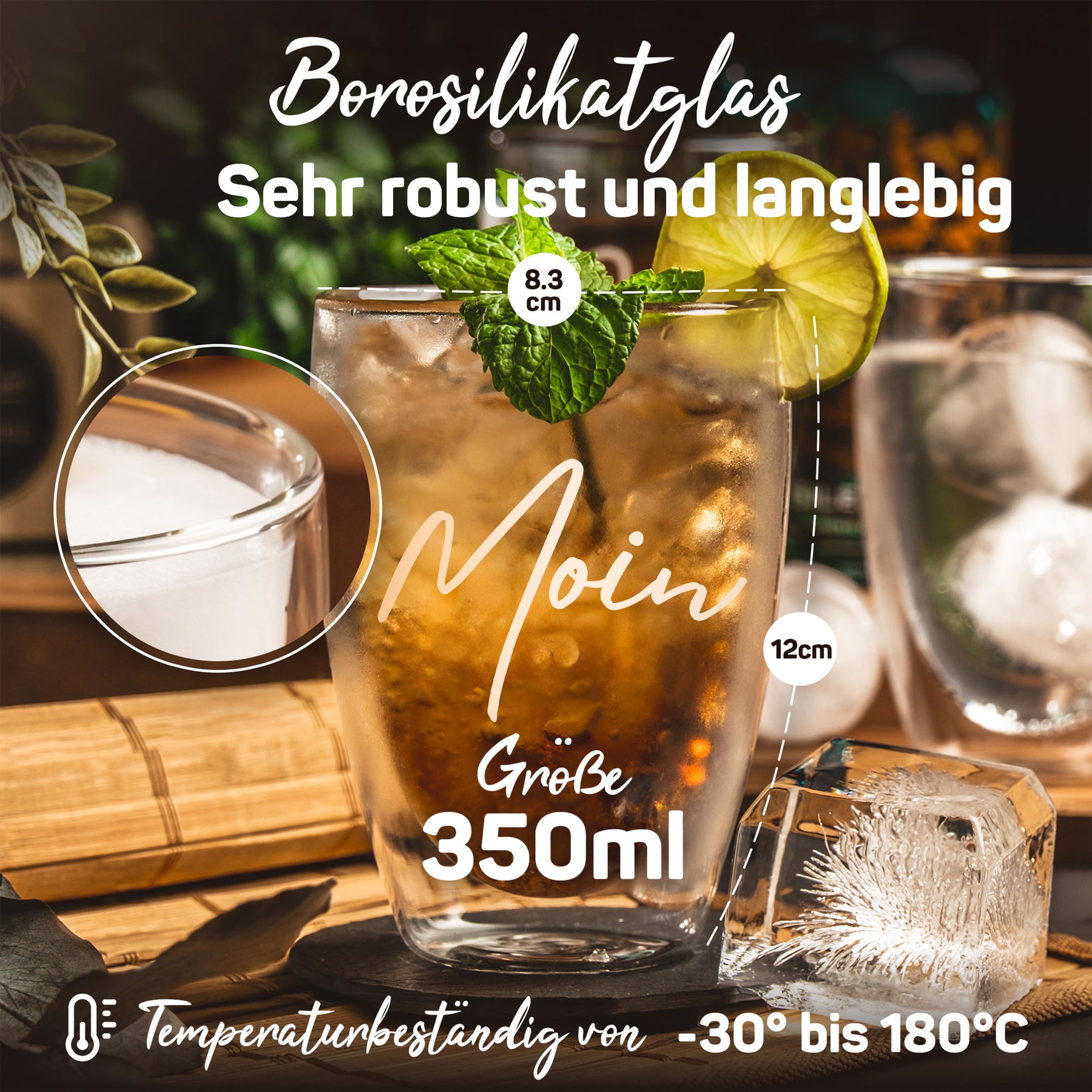 Ein doppelwandiges ElbFuchs Borosilikatglas mit der Gravur 'Moin', gefüllt mit einem eisgekühlten Drink, Minze und Limettenscheibe, daneben die Maßangaben 8,3 cm Durchmesser und 12 cm Höhe für die 350-ml-Größe.