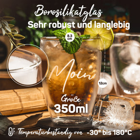 Ein doppelwandiges ElbFuchs Borosilikatglas mit der Gravur 'Moin', gefüllt mit einem eisgekühlten Drink, Minze und Limettenscheibe, daneben die Maßangaben 8,3 cm Durchmesser und 12 cm Höhe für die 350-ml-Größe.