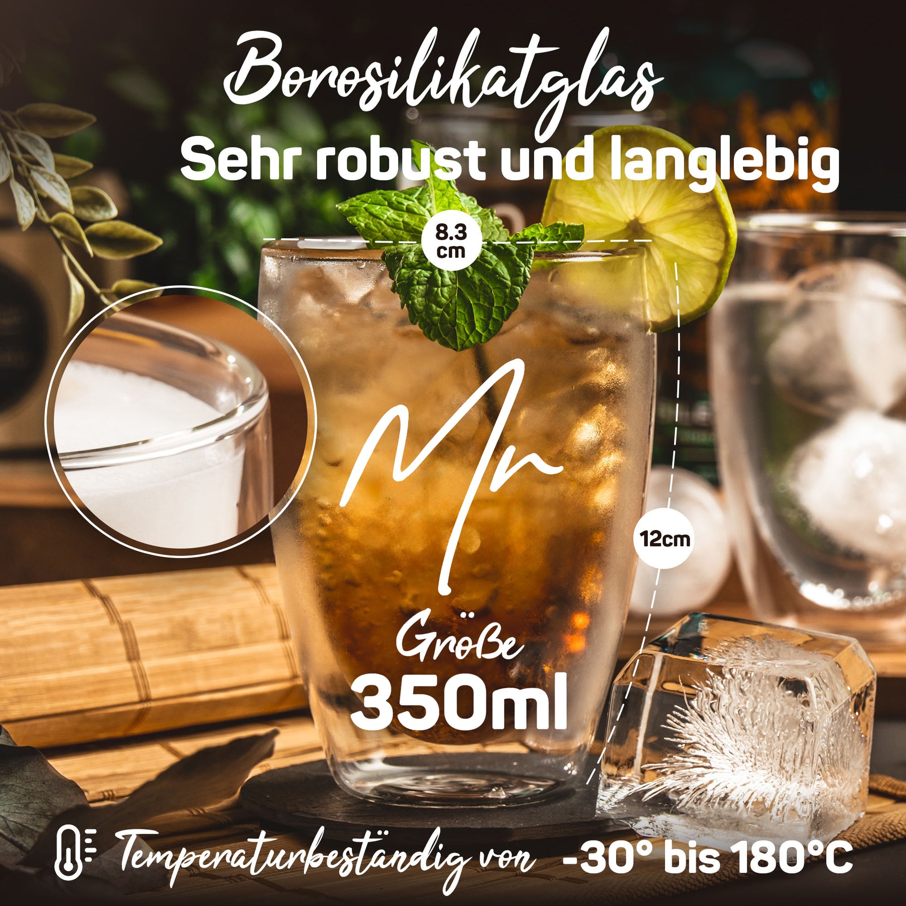 Ein doppelwandiges ElbFuchs Borosilikatglas mit der Gravur 'Mr', gefüllt mit einem eisgekühlten Drink, Minze und Limette, mit Maßangaben von 8,3 cm Durchmesser und 12 cm Höhe für die 350-ml-Ausführung.