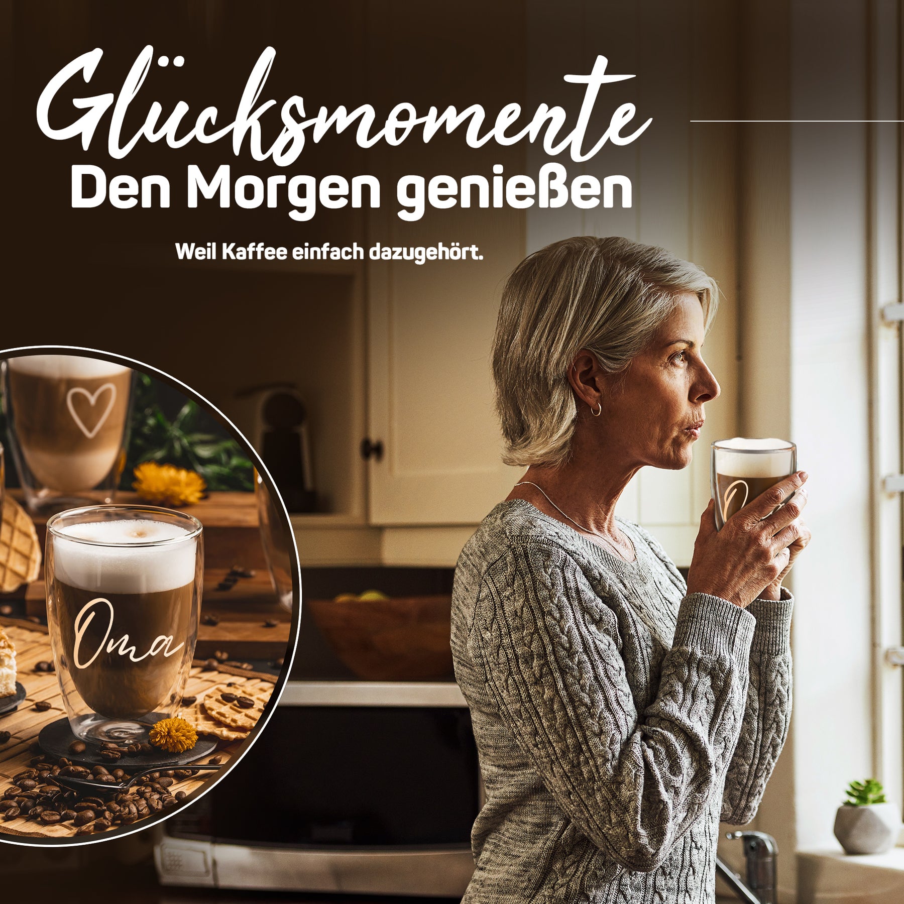 Eine ältere Frau in einem grauen Strickpullover trinkt genüsslich aus einem doppelwandigen ElbFuchs Glas mit der Gravur 'Oma' am Küchenfenster, im Bildausschnitt ist das Glas mit cremigem Latte macchiato zu sehen.
