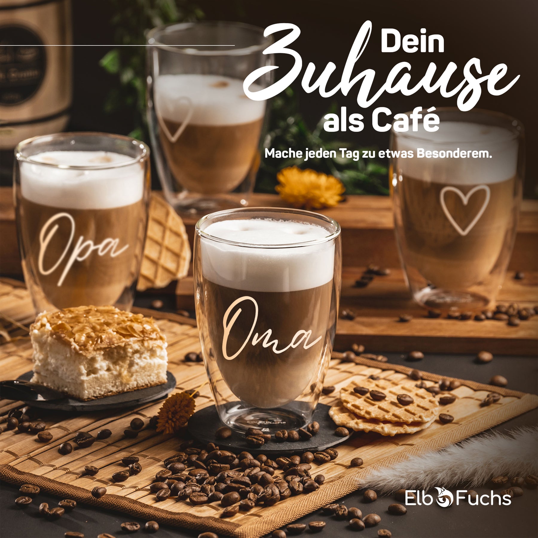 ElbFuchs Latte-macchiato-Gläser mit den Gravuren 'Oma' und 'Opa' auf einem Holzbrett mit Kuchen, Keksen und Kaffeebohnen, dazu der Slogan 'Dein Zuhause als Café'.