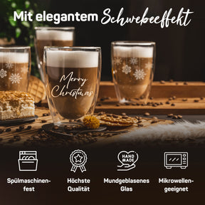 Drei ElbFuchs Thermogläser mit Schneeflocken-Gravur und der Gravur 'Merry Christmas', gefüllt mit schaumigem Latte macchiato, stehen auf einem Holzbrett zwischen Kaffeebohnen und Weihnachtsgebäck, umgeben von Icons für Spülmaschinenfestigkeit, mundgeblasene Handarbeit und Mikrowellentauglichkeit.