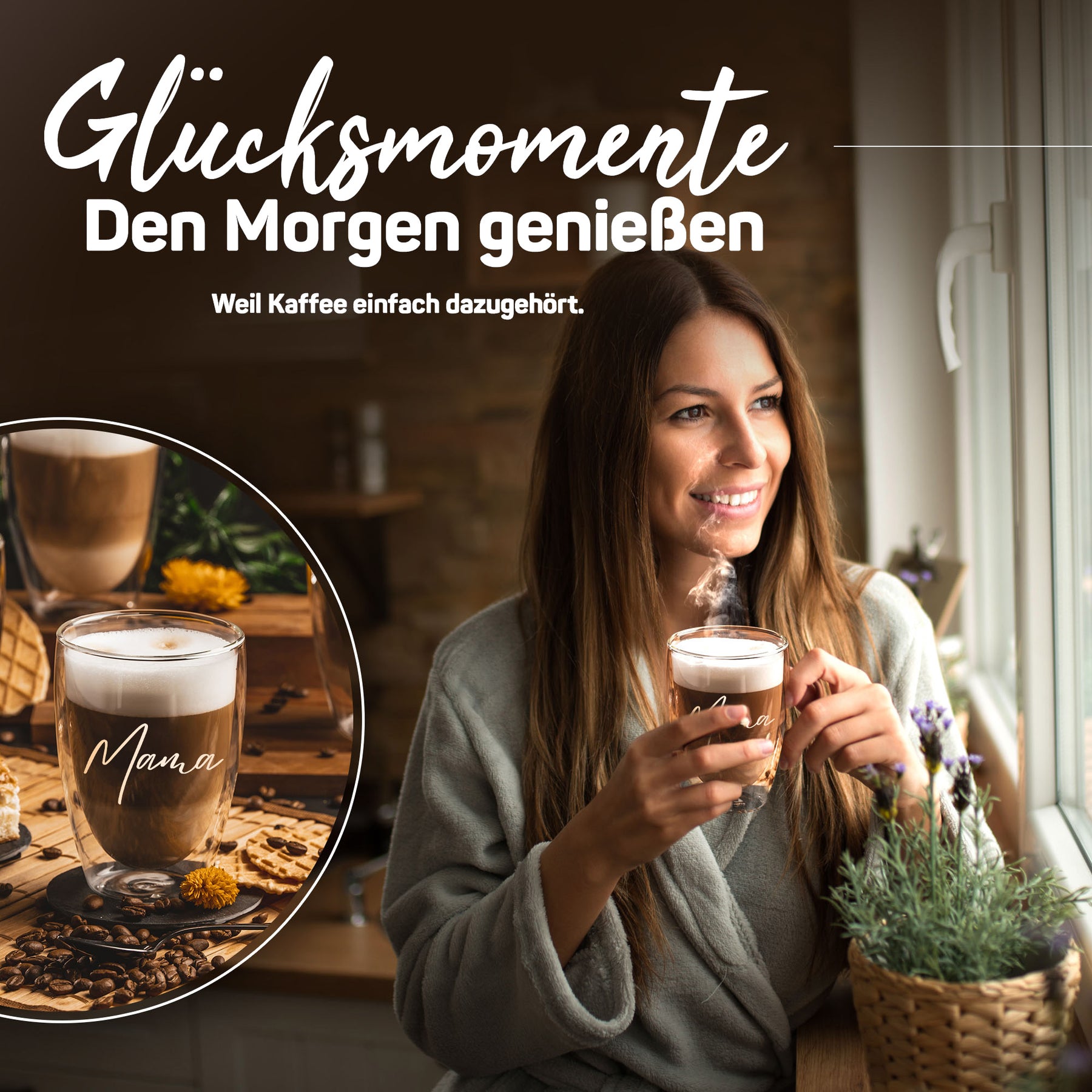 Eine Frau am Fenster hält lächelnd ein doppelwandiges ElbFuchs Glas mit der Gravur 'Mama', gefüllt mit dampfendem Latte Macchiato, während sie in einem grauen Bademantel den Morgen bei Lavendelduft genießt.