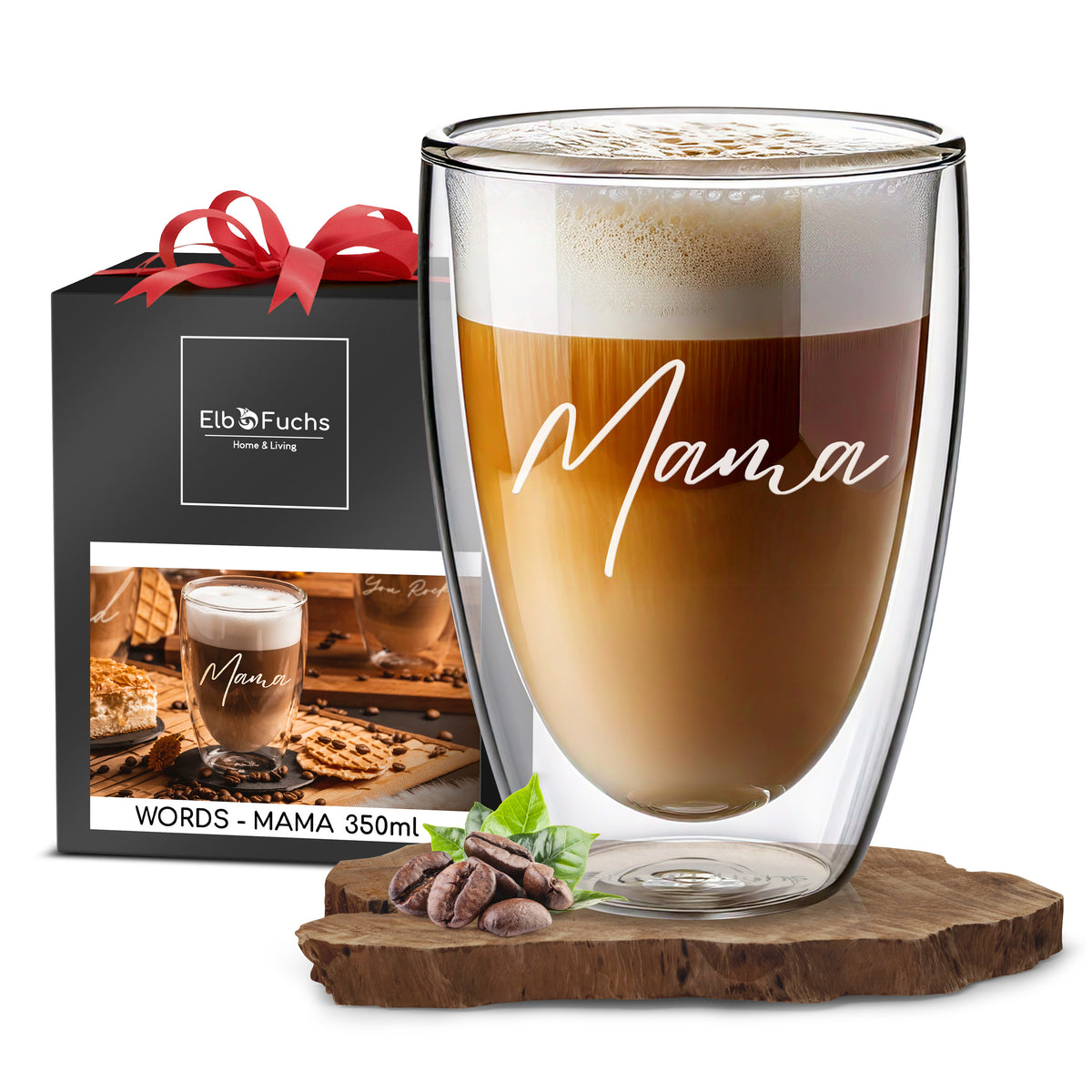 Ein ElbFuchs Doppelwandiges Glas 350ml mit der Gravur 'Mama', gefüllt mit cremigem Latte Macchiato, steht vor einer schwarzen Geschenkbox mit roter Schleife und ElbFuchs Logo.