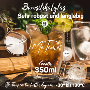 Ein ElbFuchs Borosilikatglas mit der Gravur 'Me Time' ist mit Eistee, Minze und Limette gefüllt, mit Maßangaben von 8,3 cm Durchmesser und 12 cm Höhe bei 350 ml Volumen und Hitzebeständigkeit von -30 bis 180 Grad.