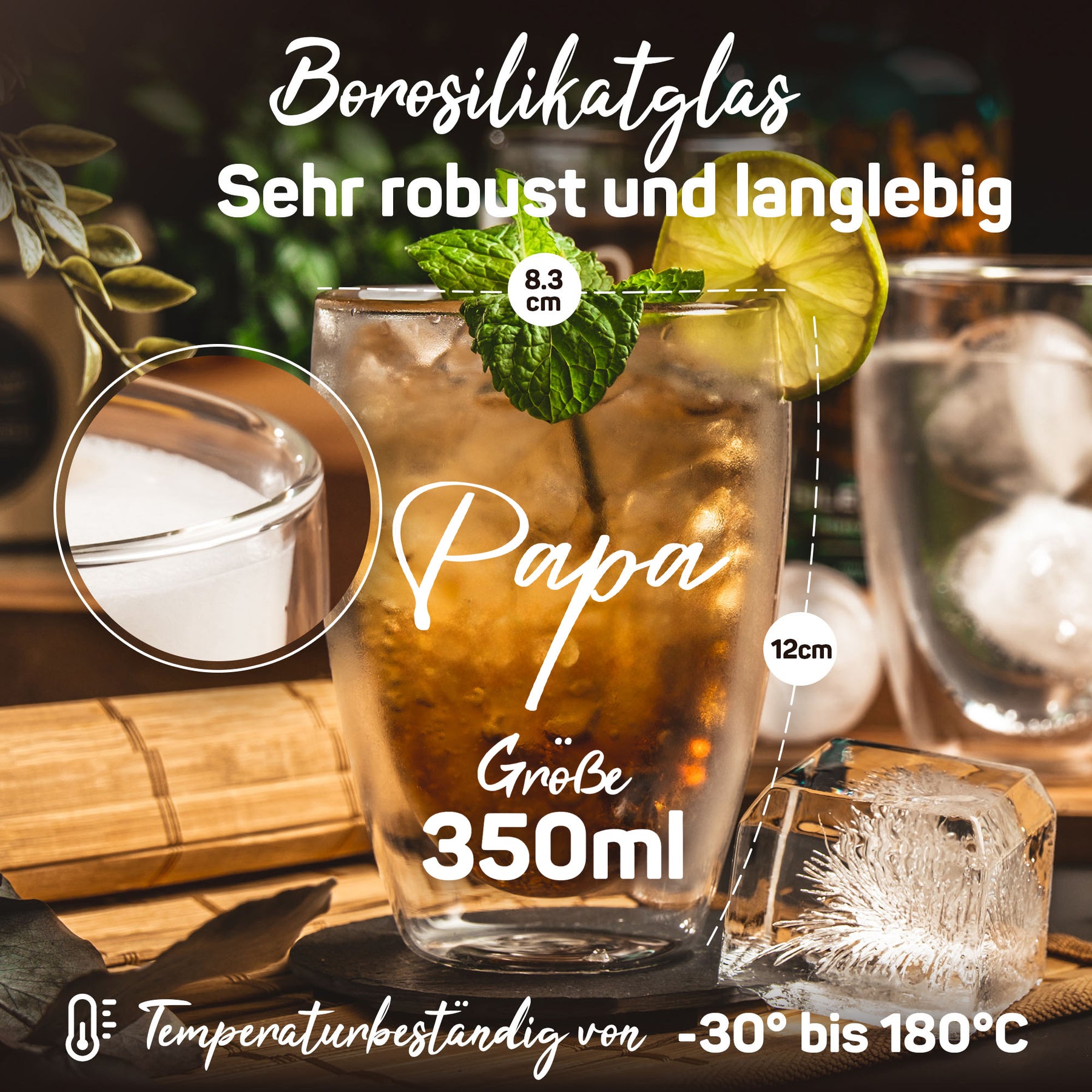 Ein ElbFuchs Borosilikatglas mit der Gravur 'Papa' ist mit Eistee, Minze und Limette gefüllt, mit Maßangaben von 8,3 cm Durchmesser und 12 cm Höhe bei 350 ml Volumen und Hitzebeständigkeit von -30 bis 180 Grad.