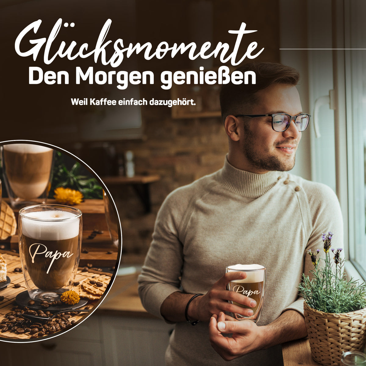 Ein lächelnder Mann mit Brille steht am Fenster in der Küche und hält ein doppelwandiges ElbFuchs Glas mit der Gravur 'Papa', gefüllt mit dampfendem Latte Macchiato, während Lavendel auf der Fensterbank blüht.