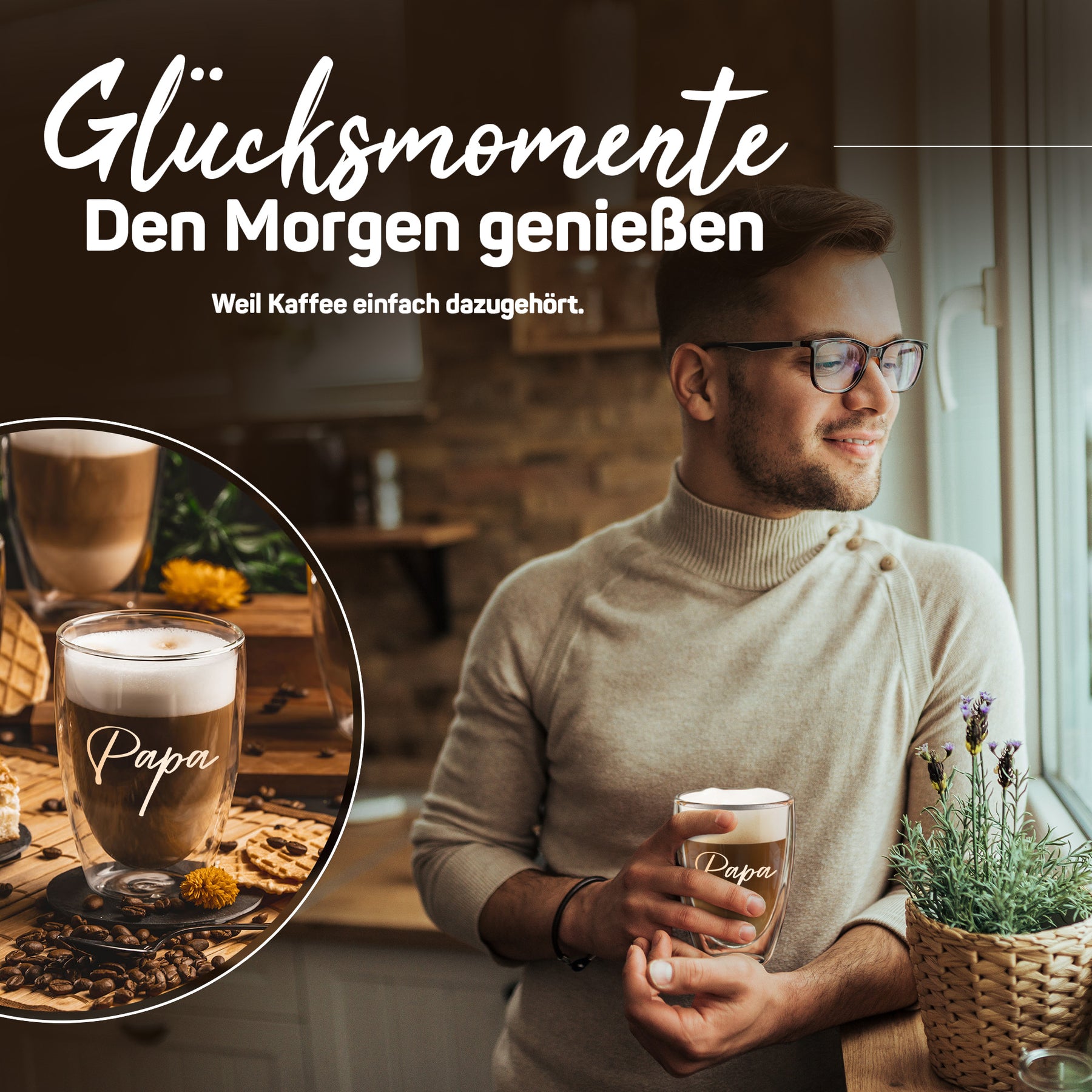 Ein lächelnder Mann mit Brille steht am Fenster in der Küche und hält ein doppelwandiges ElbFuchs Glas mit der Gravur 'Papa', gefüllt mit dampfendem Latte Macchiato, während Lavendel auf der Fensterbank blüht.