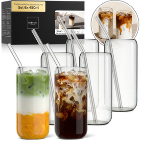 Sechs ElbFuchs CERNO Trinkgläser mit 450ml Fassungsvermögen samt Verpackung im Set 6x 450ml, teils befüllt mit einem bunten Iced Matcha Latte und cremigem Iced Coffee, dazu passende Glasstrohhalme und eine Nahaufnahme der beiden Eiskaffee-Gläser.