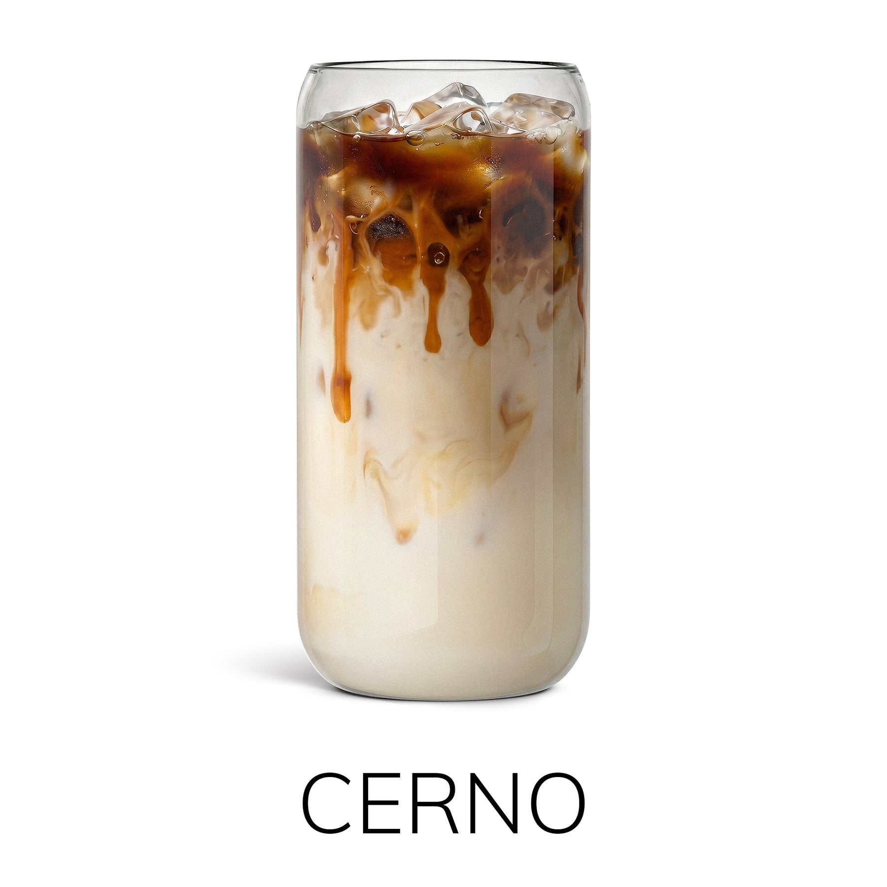 ElbFuchs CERNO Dosen-Trinkglas (450ml) mit geschichtetem Eiskaffee, Karamellsirup und Eiswürfeln.