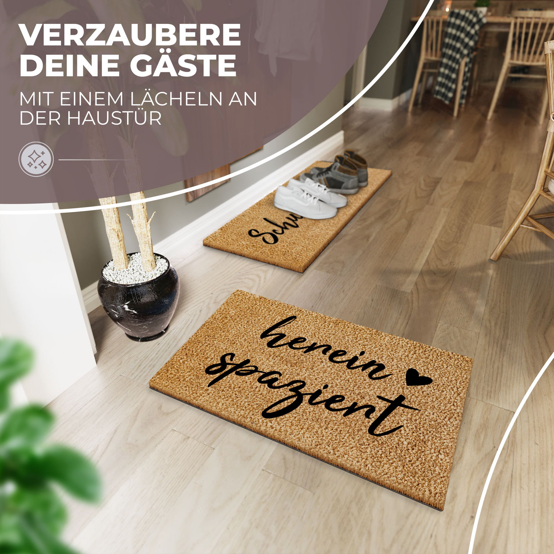 Im Eingangsbereich mit Holzdielen liegt die ElbFuchs Kokosfußmatte „herein spaziert“ mit Herz vor einer schmalen Schuhmatte mit Sneakern, umgeben von einer Vase mit Trockenblumen und Esszimmermöbeln.