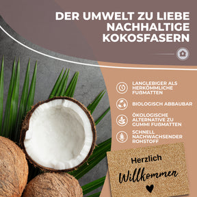 Eine aufgeschnittene Kokosnuss und Palmblätter symbolisieren die nachhaltigen Kokosfasern der ElbFuchs Fußmatte „Herzlich Willkommen“, ergänzt durch Hinweise zu biologischer Abbaubarkeit und schnell nachwachsendem Rohstoff.