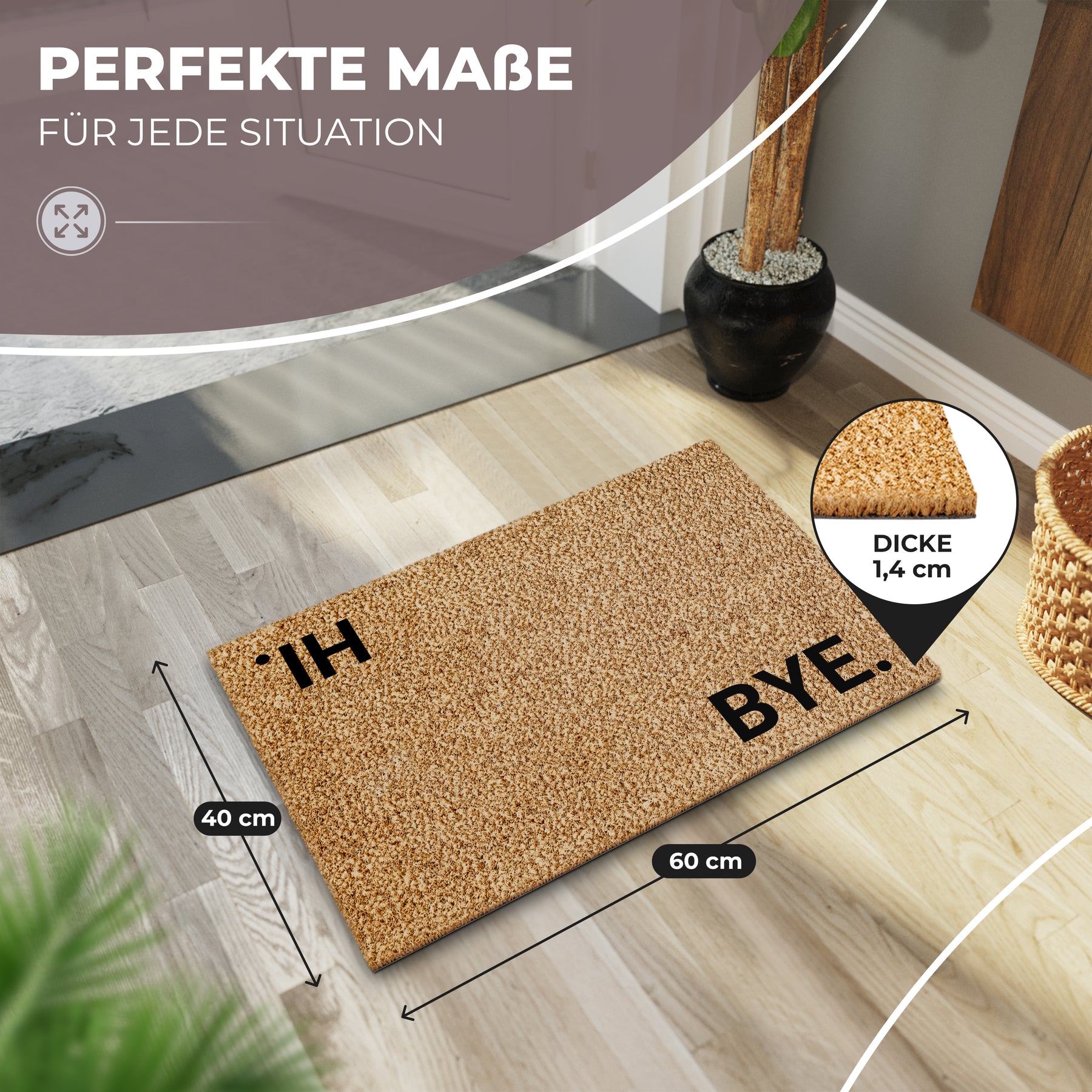 ElbFuchs Kokos-Fußmatte mit den Schriftzügen 'HI.' und 'BYE.' schräg auf hellem Holzboden neben einer schwarzen Vase mit Trockengräsern, mit Bemaßungspfeilen für 60 x 40 cm und einer Materialdicke von 1,4 cm.