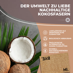 Werbegrafik einer ElbFuchs Kokos-Fußmatte 'Der Umwelt zu Liebe – nachhaltige Kokosfasern' mit aufgeschnittener Kokosnuss und Palmblättern im Hintergrund sowie Icons zu Langlebigkeit und biologischer Abbaubarkeit. Unten rechts ein Ausschnitt der Matte mit den Schriftzügen 'HI.' und 'BYE.'