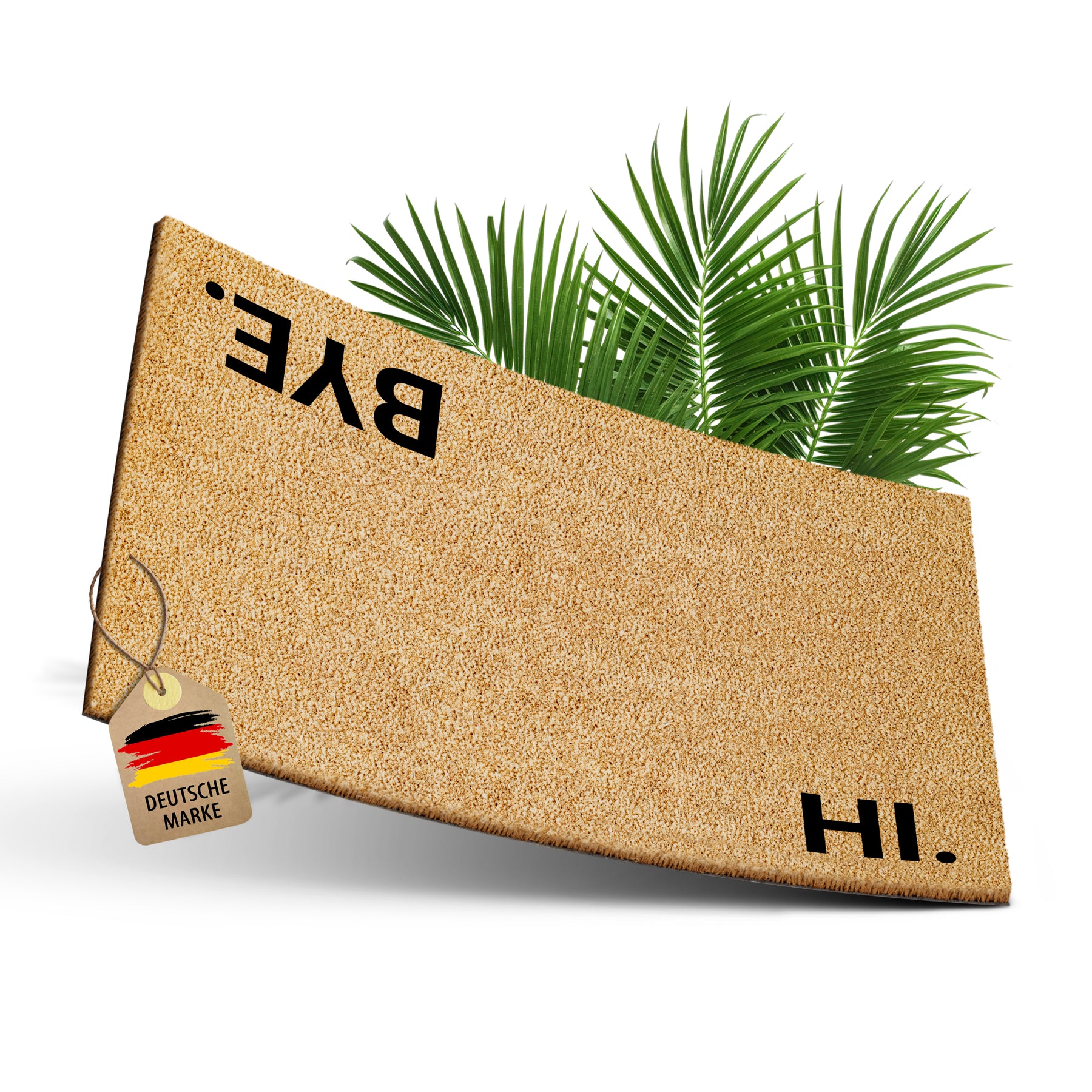 ElbFuchs Kokos-Fußmatte 60x40 cm mit den Schriftzügen 'HI.' und umgedrehtem 'BYE.' an den gegenüberliegenden Enden, leicht gebogen freigestellt vor weißem Hintergrund, mit Anhänger 'Deutsche Marke' und Palmblättern.