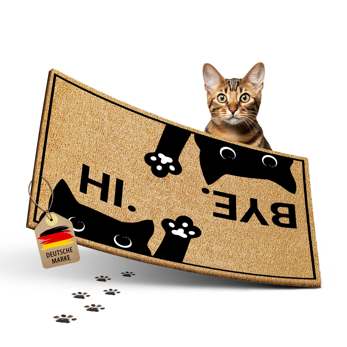 Freigestellte ElbFuchs Kokos-Fußmatte mit schwarzen Katzensilhouetten, der Aufschrift 'HI.' und 'BYE.' sowie Pfotenabdrücken, über deren Rand eine neugierige getigerte Katze hervorschaut.
