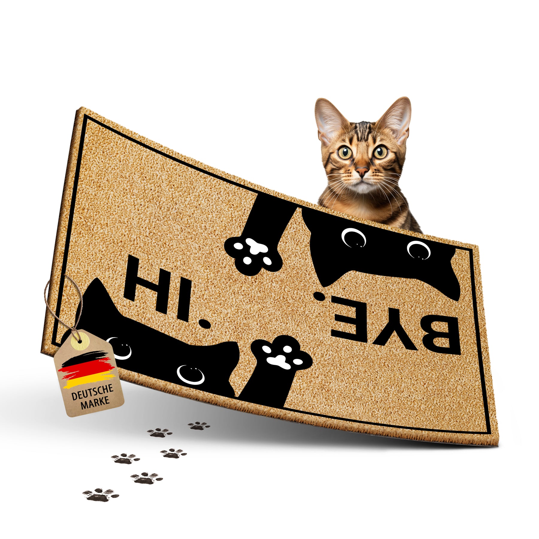 Freigestellte ElbFuchs Kokos-Fußmatte mit schwarzen Katzensilhouetten, der Aufschrift 'HI.' und 'BYE.' sowie Pfotenabdrücken, über deren Rand eine neugierige getigerte Katze hervorschaut.